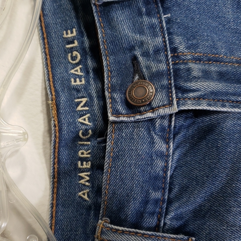 AMERICAN EAGLE HIGH RISE DISTRESSED JEAN'S. - Picture 4 of 9